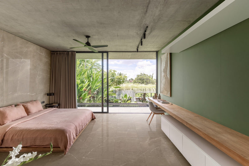 Ambiente elegante con pavimento in gres porcellanato effetto marmo