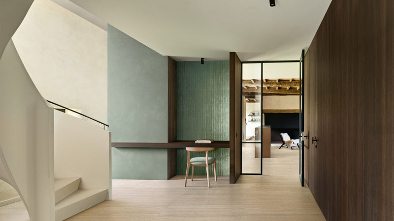 Ambiente elegante con piastrelle in gres porcellanato