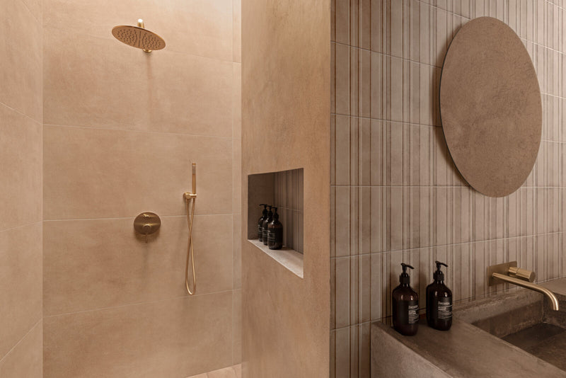 Interno moderno con pavimento in gres effetto cemento