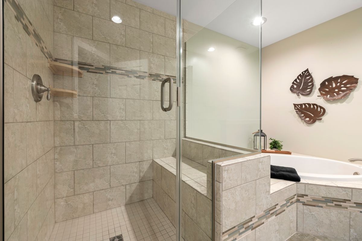 Beige total-look bathroom