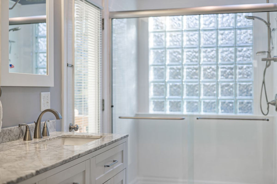 White total-look bathroom